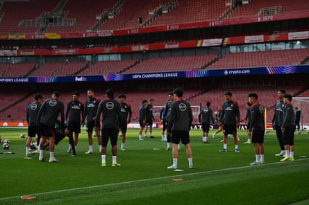 Atlético Madrid players familiarise themselves with the Emirates pitch