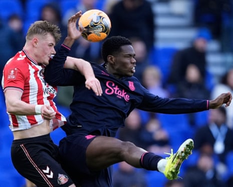 Sunderland's Daniel Ballard (left) and Everton's Thierno Barry battle for the ball.