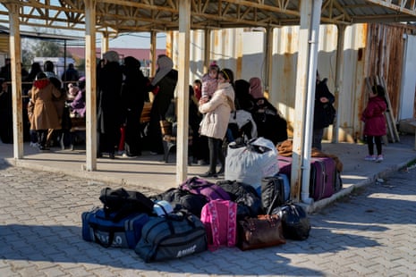 Suriyeliler, Türkiye'nin güneyindeki Kilis yakınlarındaki Öncüpınar Sınır Kapısı'nda Türkiye'den Suriye'ye geçmeyi bekliyor.