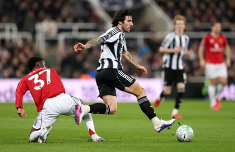 Sandro Tonali evades the challenge of Kobbie Mainoo.