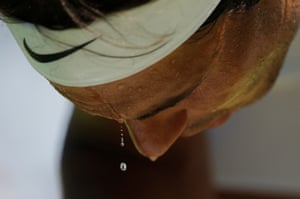 El sudor cae de Rafael Nadal en el día más caluroso del año mientras lucha en su partido con Thomas Bellucci en la cancha uno durante el segundo día de Wimbledon 2015.