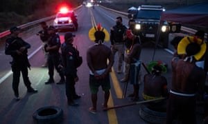 Kayapó protesto que bloqueou a rodovia BR-163 próximo a Novo Progresso, no Pará, no dia 17 de agosto.