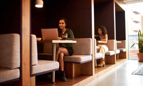 o femeie la o masă de cafenea cu un laptop