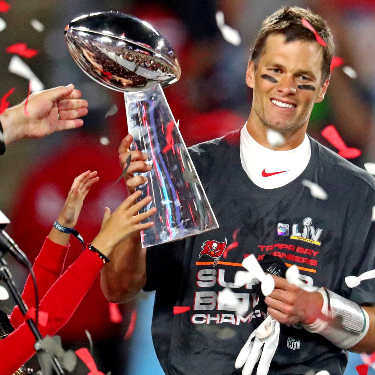Tom Brady agrees to extension with Tampa Bay Buccaneers through