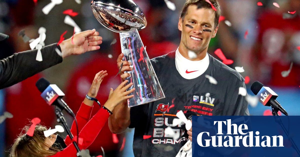 Tom Brady agrees to extension with Tampa Bay Buccaneers through 2022