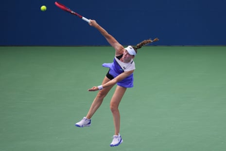Elena Rybakina serves the ball to Thea Frodin.