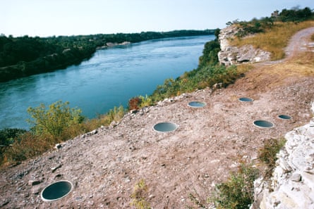 Hydra’s Head, pools of water installed along the Niagara River, New York, 1974.
