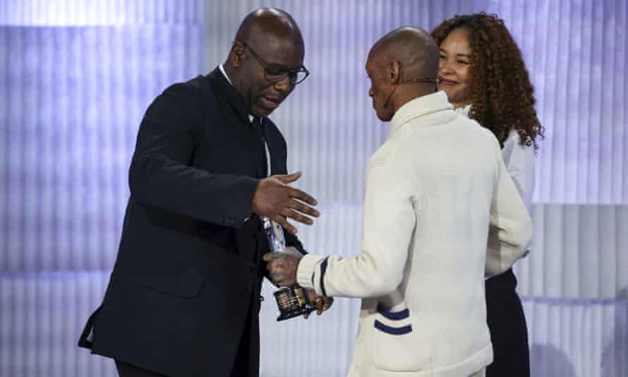 Steve McQueen reçoit le prix Innovative Storytelling.