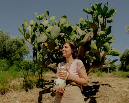 Maria Vasilogiannakopoulou holding a clay pot