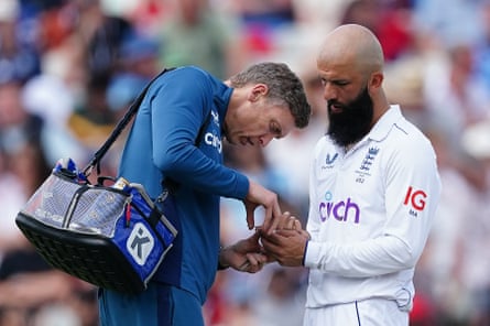 Flukes, Finger And Fumbles: Saat-saat Pertama Yang Menentukan Ashes Test | Abu | KoranPrioritas.com 44 Fisio Inggris merawat jari telunjuk Moeen Ali yang cedera
