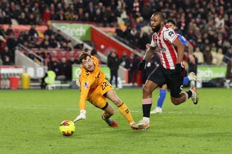 Igor Thiago of Brentford goes past Sunderland goalkeeper Robin Roefs before slotting the ball home to open the scoring.