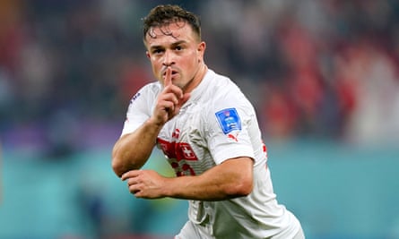 Xherdan Shaqiri célèbre le premier but de la Suisse contre la Serbie.