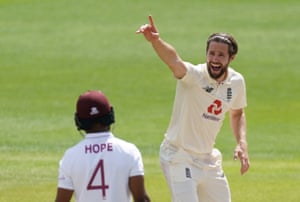 Woakes appeals.