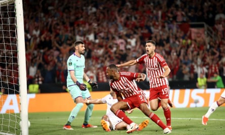 Ayoub El Kaabi scores Olympiakos's goal against Fiorentina