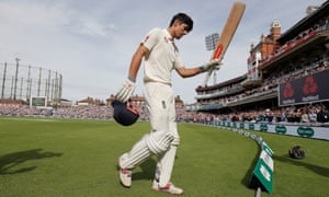 Cook saluda a la multitud Oval después de sus entradas finales de prueba, el cuento de hadas 147 contra India hace un año.