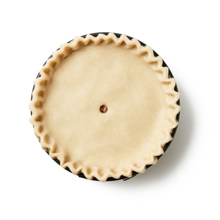 Sceller, puis sertir : Pincez ensemble les bords du boîtier et du couvercle pour sceller, puis sertissez tout autour du bord (il existe de nombreuses vidéos en ligne), ou appuyez avec les dents plates d'une fourchette. Percez un grand trou au centre avec le manche d'une cuillère en bois ou similaire, puis, si vous le souhaitez, décorez le couvercle avec des chutes de pâte.