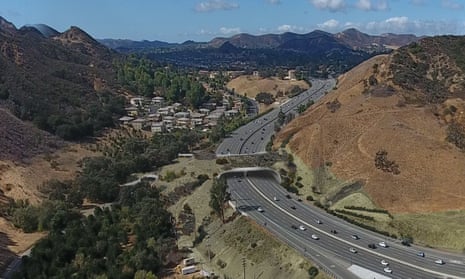 A wildlife corridor, the biggest in the world, is planned to extend over Highway 101 north-west of Lost Angeles.