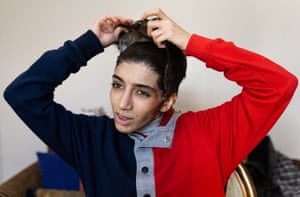 Zeinab removes her wig and makeup after the match.