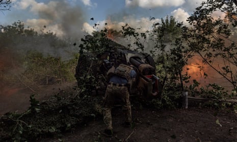 A Ukrainian soldier fires a D-30 artillery vehicle.
