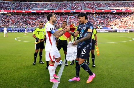 Hakan Calhanoglu (10) da Turquia aperta a mão de Gustavo Gomez (15) do Paraguai