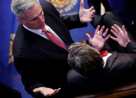 Kevin McCarthy pierde la candidatura a la presidencia en el tercer día cuando el recuento de votos sube a 11 1 El líder republicano Kevin McCarthy habla con el representante Andy Ogles dentro de la cámara de la Cámara durante la votación del jueves.