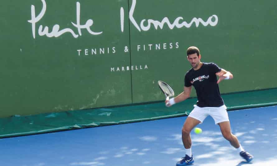 Novak Djokovic está entrenando en España a principios de enero, pero el momento de su viaje a Australia está en duda.