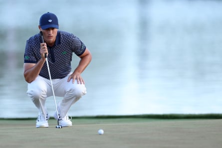 Ludvig Åberg crouches over a putt