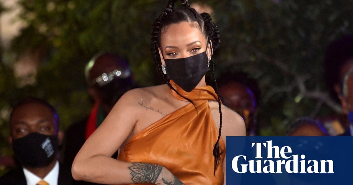 바베이도스, 공화국 행사에서 Rihanna를 국가 영웅 선언 – 비디오