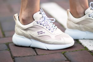 Mercer Amsterdam. A empresa holandesa Mercer Amsterdam produziu seu primeiro par de tênis de couro Piñatex veganos de abacaxi há três anos e continua a inovar. Produzindo tênis de couro vinho e couro de cacto, e criando solas de algas, seus estilos cobiçados são robustos e atuais e eticamente corretos. Tênis W3RD, € 250, merceramsterdam.com