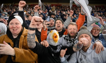 Los fanáticos de Grimsby Town celebran después del pitido final.