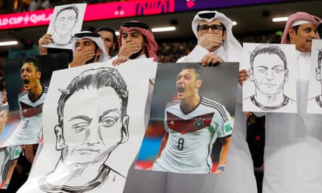 Los fanáticos del exjugador de la selección alemana Mesut Ozil guardan silencio.