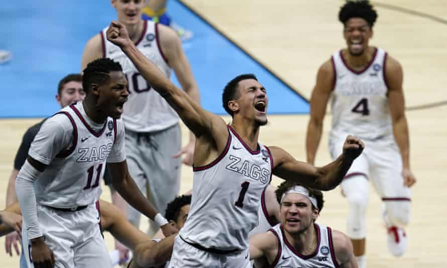 Jalen Suggs' half-court miracle at buzzer keeps Gonzaga's perfect season  alive | NCAA tournament 2021 | The Guardian