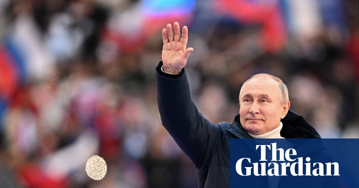 Russian state TV cuts away from Putin at pro-Russia rally – video
