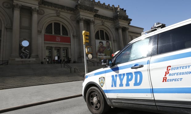 یک ماشین اداره پلیس نیویورک در خارج از موزه هنر متروپولیتن در آوریل 2021.