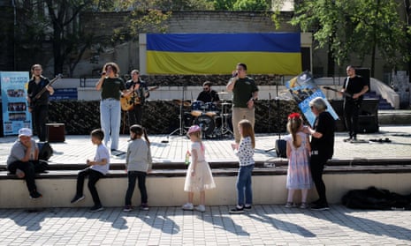 کودکان اجرای گروه 4.5.0 را تماشا می کنند.  در جشنواره به افتخار روز مادر در باغ شهر در اودسا، اوکراین.