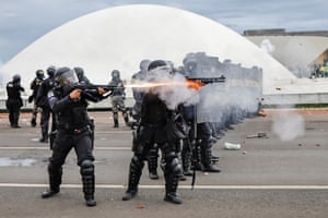 Security forces fire weapons at protesters outside Planalto.