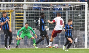Roma's Francesco Totti equalises in the 85th minute of the Serie A match at Atalanta