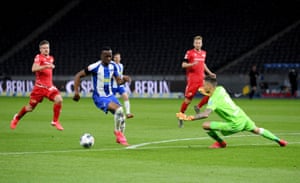 Hertha’s Lukebakio rounds Gikiewicz before scoring the second goal.