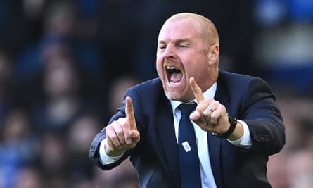 Everton manager Sean Dyche shouts instructions.