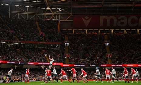 Ireland’s line out.