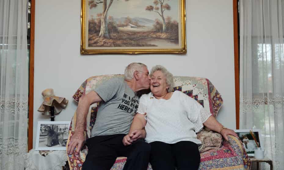 Retrato de Peter Hill, 76, y Barbara Hill, 79, en su casa en Fryerstown, Victoria.