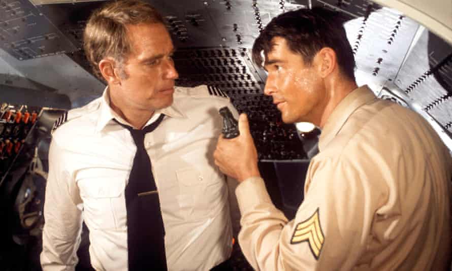 Charlton Heston (kiri) dengan James Brolin di Skyjacked.