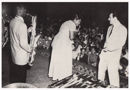 Big Mama Thornton performs with Johnny Otis.
