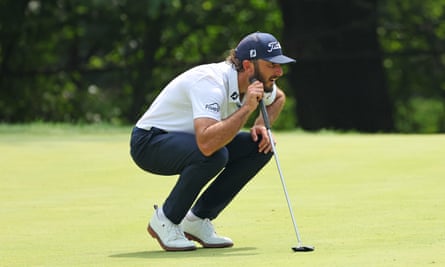 Max Homa lines up a putt at the BMW Championship