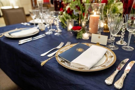 Une table est dressée lors de l'avant-première médiatique du dîner d'État.