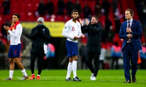 Joe Gómez mira a la multitud al final de un partido en el que fue abucheado por su parte en el "disturbio" de Raheem Sterling.