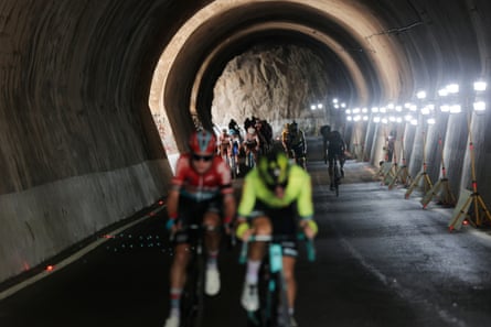 The peloton passes near Mora de Rubielos during the sixth stage