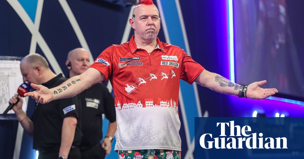 Peter Wright lights up PDC World Championship after power cut