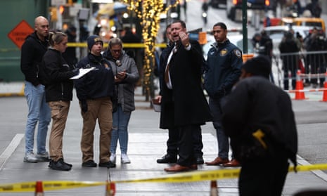 UnitedHealthcare CEO’s wife calls shooting ‘senseless killing’ as police release images of suspect – latest updates Police investigators at the scene.