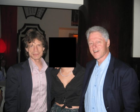 दो आदमी एक साथ मुस्कुरा रहे हैं